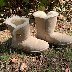 Women’s size 6 taupe UGG boots.
